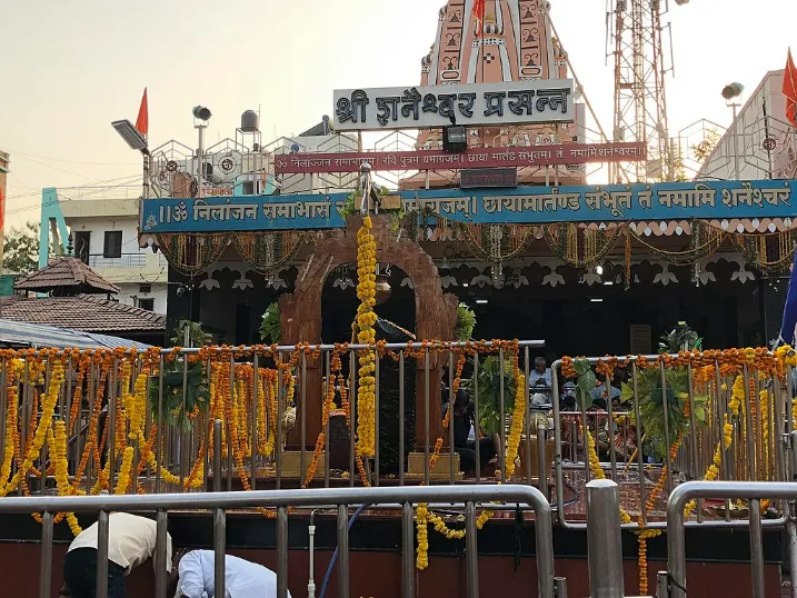 शनि शिंगणापुर: शनि देव का वह शक्तिशाली मंदिर और गाँव जहाँ ना दरवाज़े हैं, ना ताले, फिर भी कोई चोरी नहीं होती!